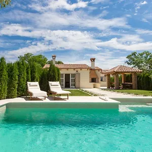 https://small-old-house.in-istria.net